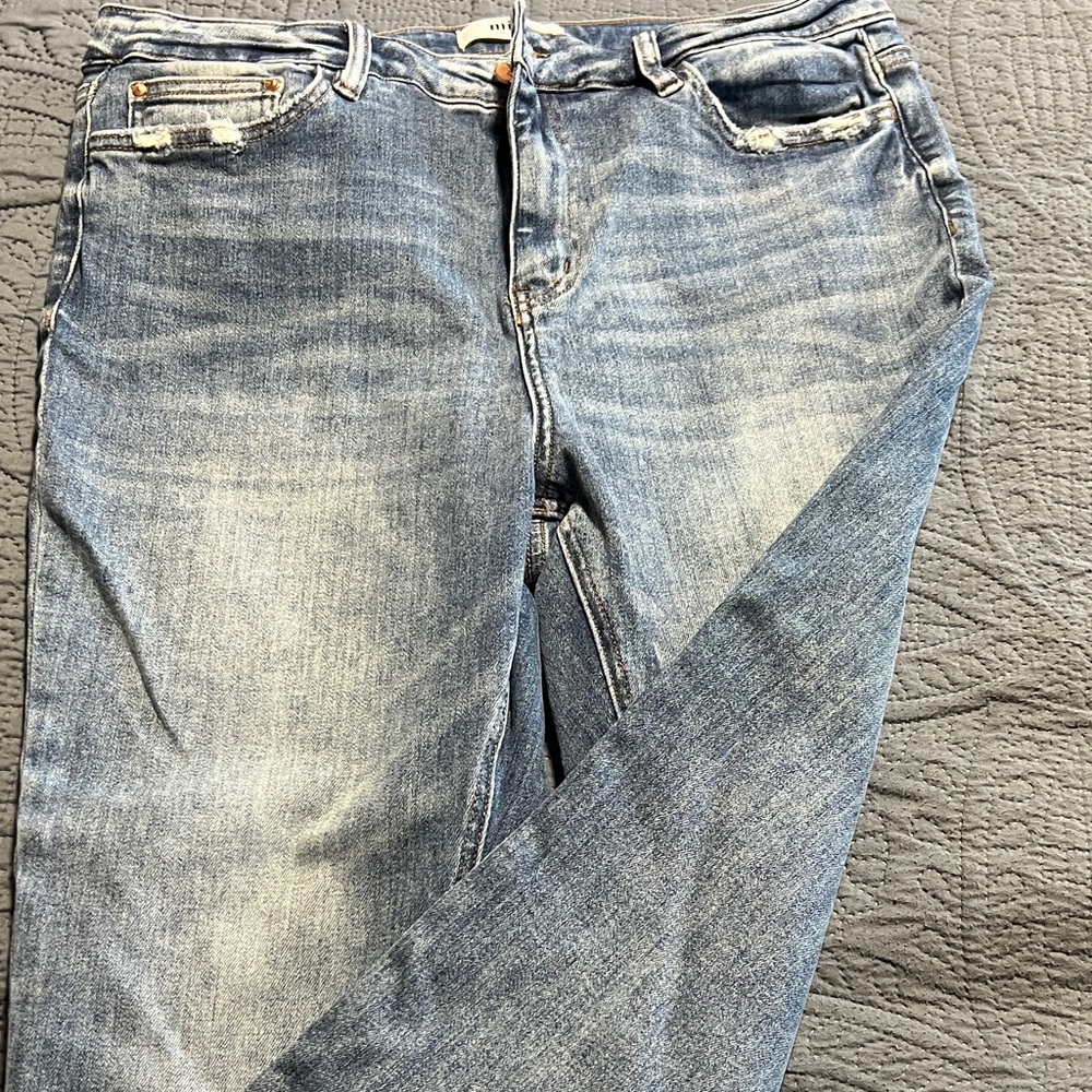 Women's Skinny Jeans in Light Blue Wash